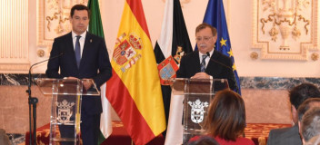 Juan Vivas y Juanma Moreno durante su intervención en el Salón de Tronos del Palacio Autónomico