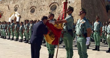 El Presidente de Ceuta besa la Bandera ig