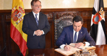 Juanma Moreno firmando en el Libro de Honor