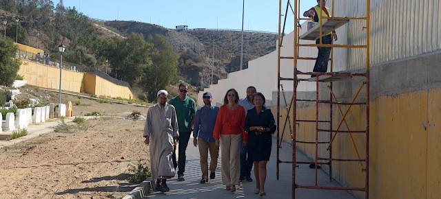 La Consejera Adela Nieto visita las obras en el cementerio de Sidi Embarek 