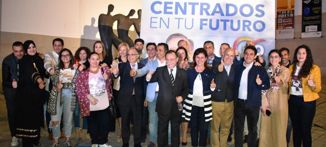 El presidente Juan Vivas en una foto grupal al termino del inicio de campaña