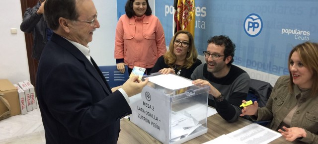 Juan Vivas votando en la asamblea