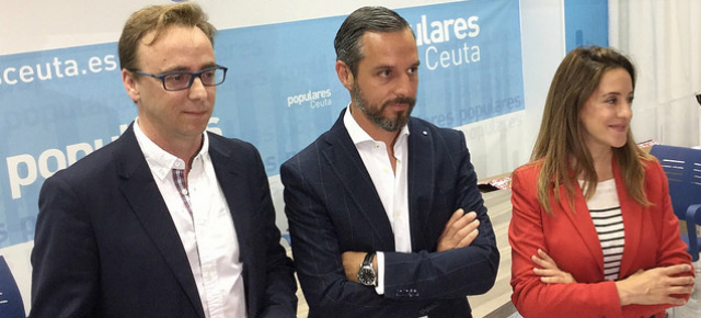 Los parlamentarios ceutíes en la sede del PP de Ceuta 