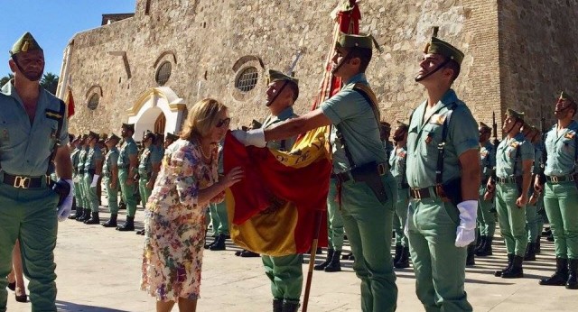 María Dolores Puya, esposa del Presidente de Ceuta, besa la Bandera ig