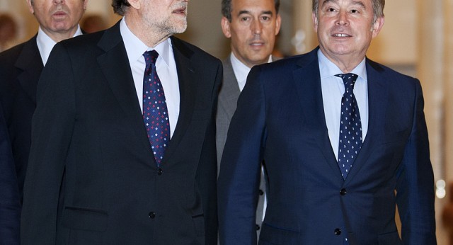 Mariano Rajoy con José Manuel Barreiro a su llegada al Senado 